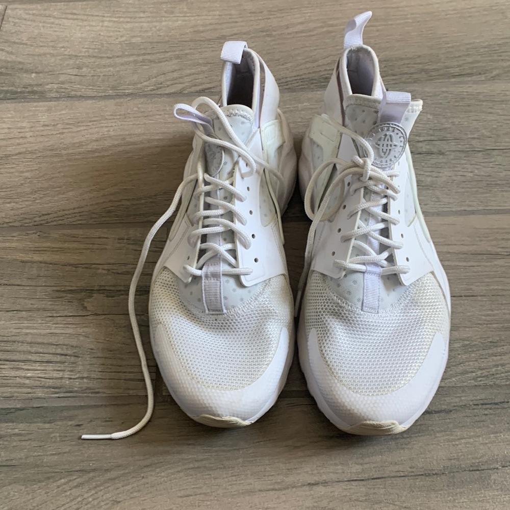 White Nike Huraches EUC